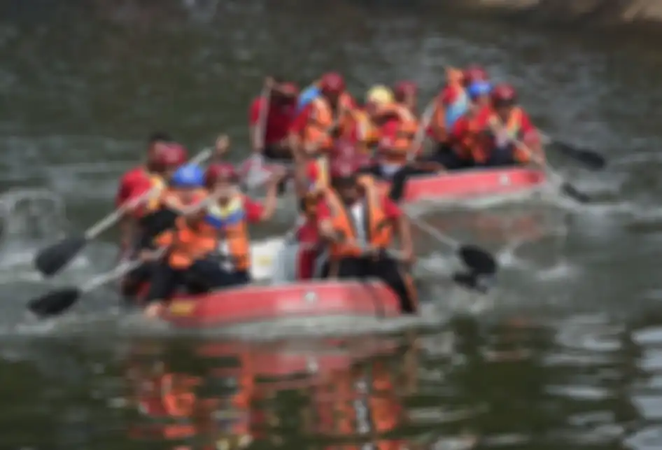 Sejumlah peserta mendayung perahu dalam perlombaan di Sungai Ciliwung, Pasar Baru, Jakarta Pusat, Jumat (16/8/2019). Pemerintah Kota Administrasi Jakarta Pusat menggelar lomba balap perahu dayung antar instansi untuk memeriahkan HUT Ke-74 Kemerdekaan RI.