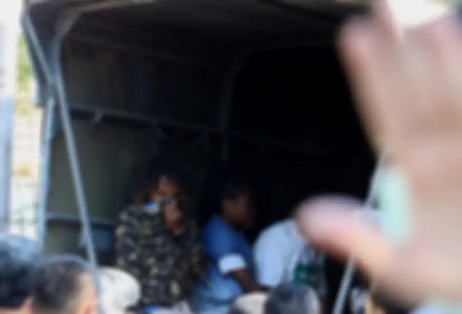 Polisi membawa sejumlah orang yang diamankan dari Asrama Mahasiswa Papua di Jalan Kalasan 10, Surabaya, Jawa Timur, Sabtu (17/8/2019). Sebanyak 43 orang dibawa oleh pihak kepolisian untuk diminta keterangannya tentang temuan pembuangan bendera Merah Putih di depan asrama itu pada Jumat (16/8/2019).