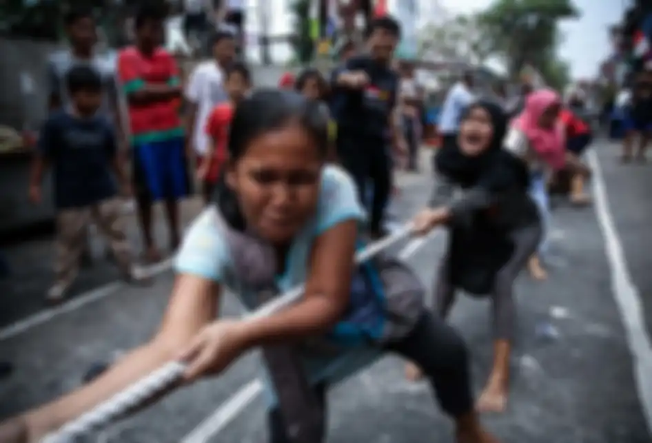 Warga mengikuti lomba tarik tambang untuk memeriahkan HUT ke-74 Kemerdekaan RI di kawasan Petamburan, Tanah Abang, Jakarta, Sabtu (17/8/2019).