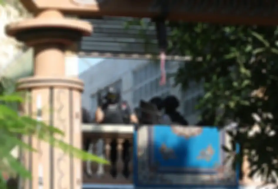 Sejumlah polisi menyisir Asrama Mahasiswa Papua di Jalan Kalasan 10, Surabaya, Jawa Timur, Sabtu (17/8/2019). Sebanyak 43 orang dibawa oleh pihak kepolisian untuk diminta keterangannya tentang temuan pembuangan bendera Merah Putih di depan asrama itu pada Jumat (16/8/2019).