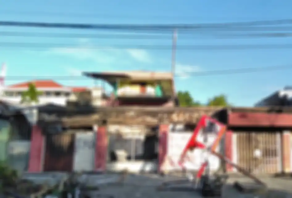 Kondisi bangunan yang terbakar pascakerusuhan di Manokwari, Papua Barat, Senin (19/02/2019). Suasana Manokwari mulai kondusif pascaaksi kerusuhan akibat kemarahan atas peristiwa yang dialami mahasiswa asal Papua di Surabaya, Malang dan Semarang.