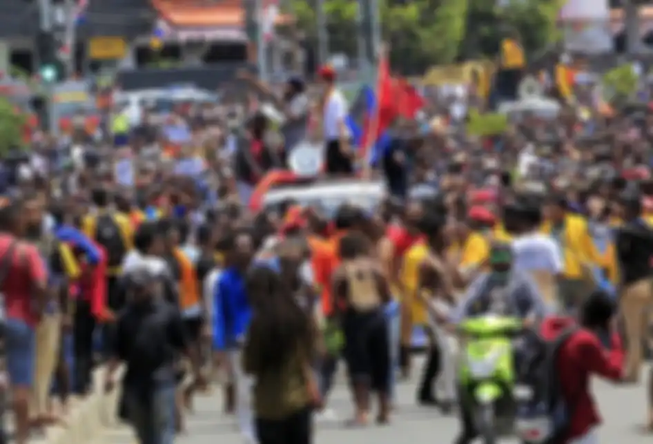 Massa melakukan aksi di Jayapura, Senin (19/8/2019). Aksi tersebut untuk menyikapi peristiwa yang dialami mahasiswa asal Papua di Surabaya, Malang dan Semarang.