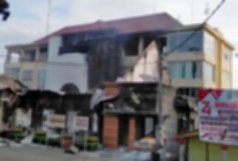 Kondisi gedung DPRD Papua Barat yang terbakar pascakerusuhan di Manokwari, Papua Barat, Senin (19/02/2019). Suasana Manokwari mulai kondusif pascaaksi kerusuhan akibat kemarahan atas peristiwa yang dialami mahasiswa asal Papua di Surabaya, Malang dan Semarang.
