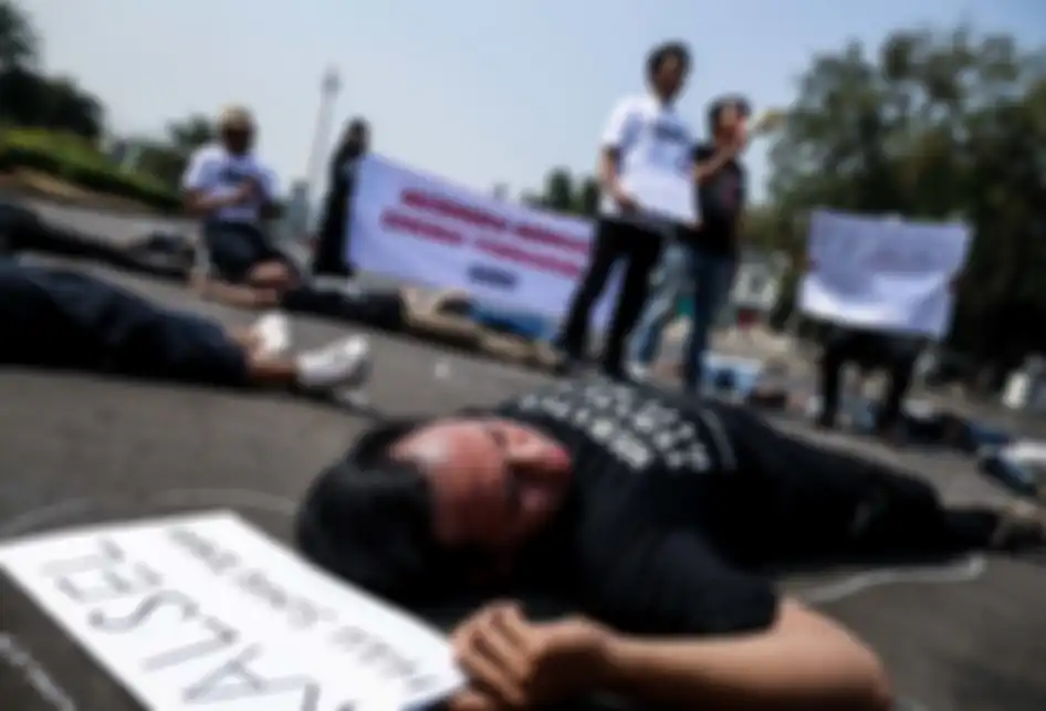 Masyarakat dari sejumlah daerah di Indonesia yang tergabung dalam gerakan #BersihkanIndonesia merayakan Hari Kemerdekaan dengan aksi teatrikal berbaring bersama di seberang Istana Merdeka, Jakarta Pusat, Senin (19/8/2019). Gerakan #BersihkanIndonesia menyerukan kebebasan hakiki dari kerusakan lingku