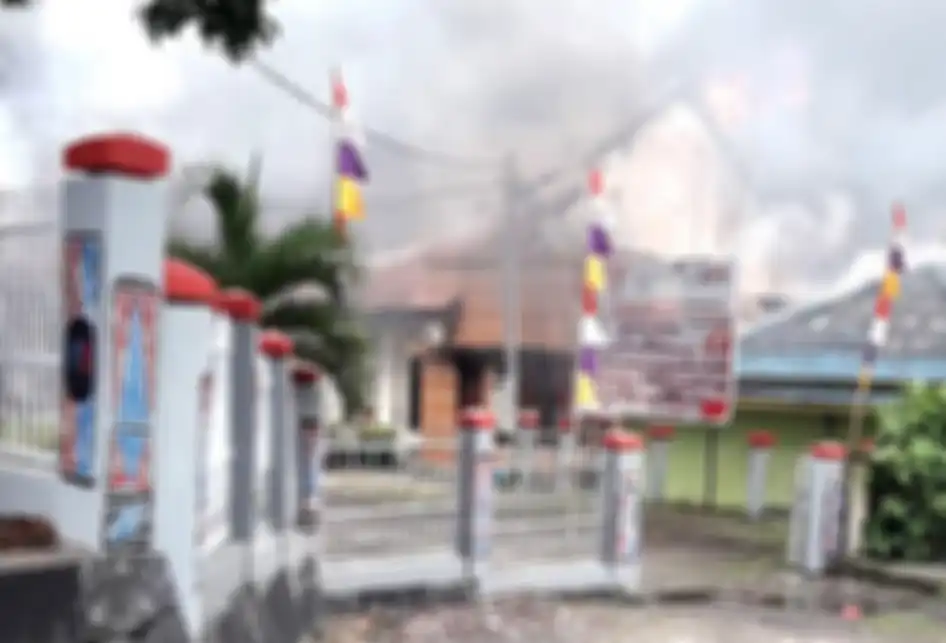 Asap membumbung dari gedung kantor Dewan Perwakilan Rakyat Daerah (DPRD) Papua Barat di Manokwari, yang dibakar massa, Senin (19/8/2019). Aksi masyarakat Papua ini merupakan buntut dari kemarahan mereka atas peristiwa yang dialami mahasiswa asal Papua di Surabaya, Malang dan Semarang. Selain membaka