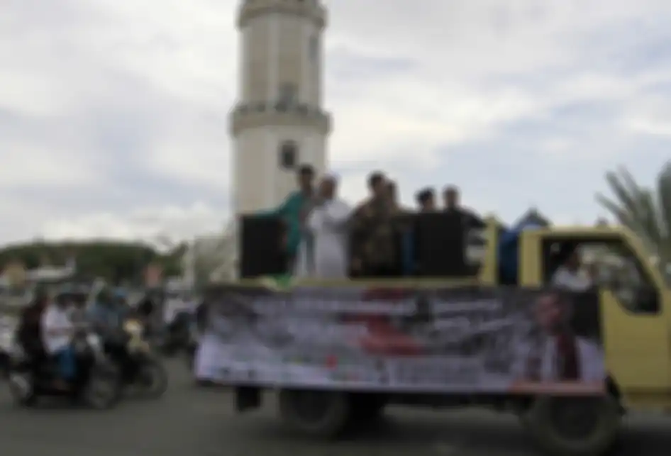 Aksi demonstrasi bela Ustaz Abdul Somad (UAS) berlangsung di pinggir jalan depan Masjid Raya Baiturahman, Kota Banda Aceh, Jumat (23/8/2019). Ratusan massa dari berbagai ormas, OKP, santri, dan mahasiswa di Aceh melakukan aksi damai bela UAS yang beberapa waktu lalu telah dilaporkan ke polisi karena