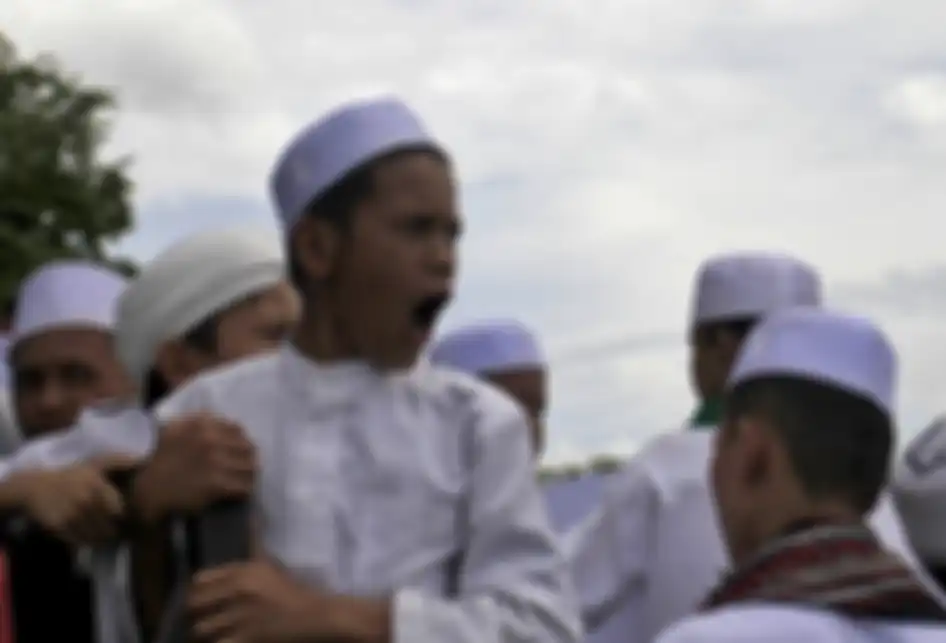 Aksi demonstrasi bela Ustaz Abdul Somad (UAS) berlangsung di pinggir jalan depan Masjid Raya Baiturahman, Kota Banda Aceh, Jumat (23/8/2019). Ratusan massa dari berbagai ormas, OKP, santri, dan mahasiswa di Aceh melakukan aksi damai bela UAS yang beberapa waktu lalu telah dilaporkan ke polisi karena