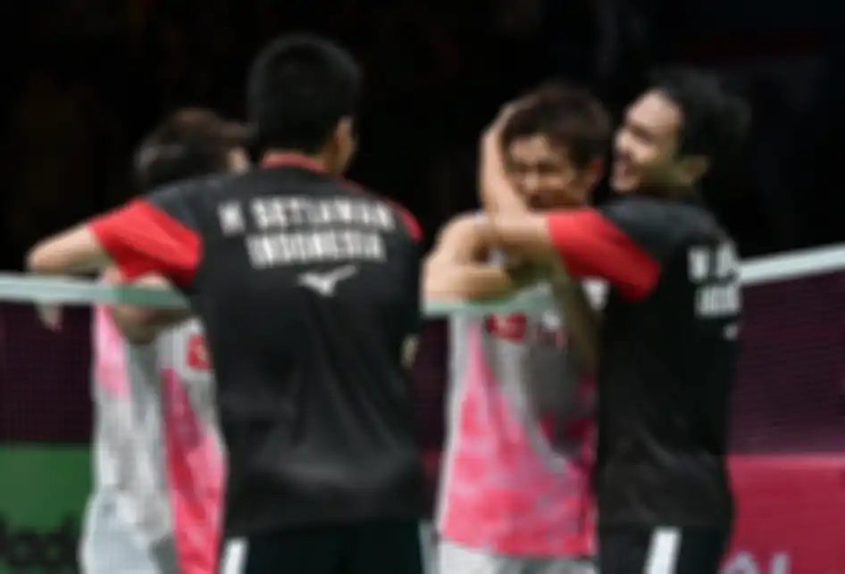 Ganda putra Indonesia Hendra Setiawan (kiri) dan Mohammad Ahsan bersalaman dan menyapa ganda putra Jepang Yugo Kobayashi (kedua kiri) dan Takuro Hoki usai bertarung pada babak final Kejuaraan Dunia Bulu Tangkis 2019 di St Jakobshalle, Basel, Swiss, Minggu (25/8/2019). Ahsan/Hendra menjadi juara dunia ganda putra usai menang dengan skor 25-23, 9-21, 21-15.