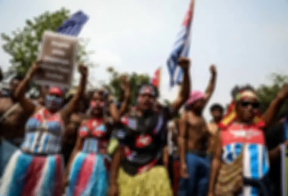 Mahasiswa Papua menggelar aksi demonstrasi di Jalan Medan Merdeka Utara, Jakarta Pusat, Rabu (28/8/2019). Massa aksi menuntut agar rasialisme terhadap rakyat Papua dihentikan dan menuntut pemerintah membuka kembali akses internet di Papua.