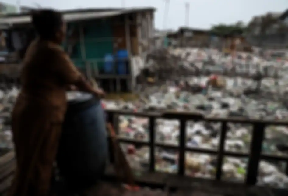 Suasana aktivitas di Kampung Bengek, Muara Baru, Penjaringan, Jakarta Utara, Kamis (29/8/2019). Timbunan sampah plastik telah memadati kawasan ini sejak lama karena kurangnya perhatian dari pemerintah setempat.