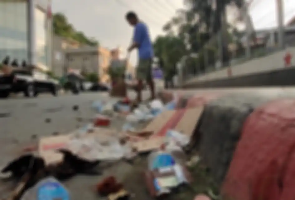 Seorang warga membersihkan sampah seusai berlangsungnya aksi unjuk rasa di Jayapura, Papua, Jumat (30/8/2019). Sejumlah bangunan dan kendaraan terbakar saat aksi unjuk rasa yang berakhir rusuh di Jayapura, Kamis kemarin, masih terkait memprotes dugaan tindak rasisme kepada mahasiswa Papua di Jawa Ti