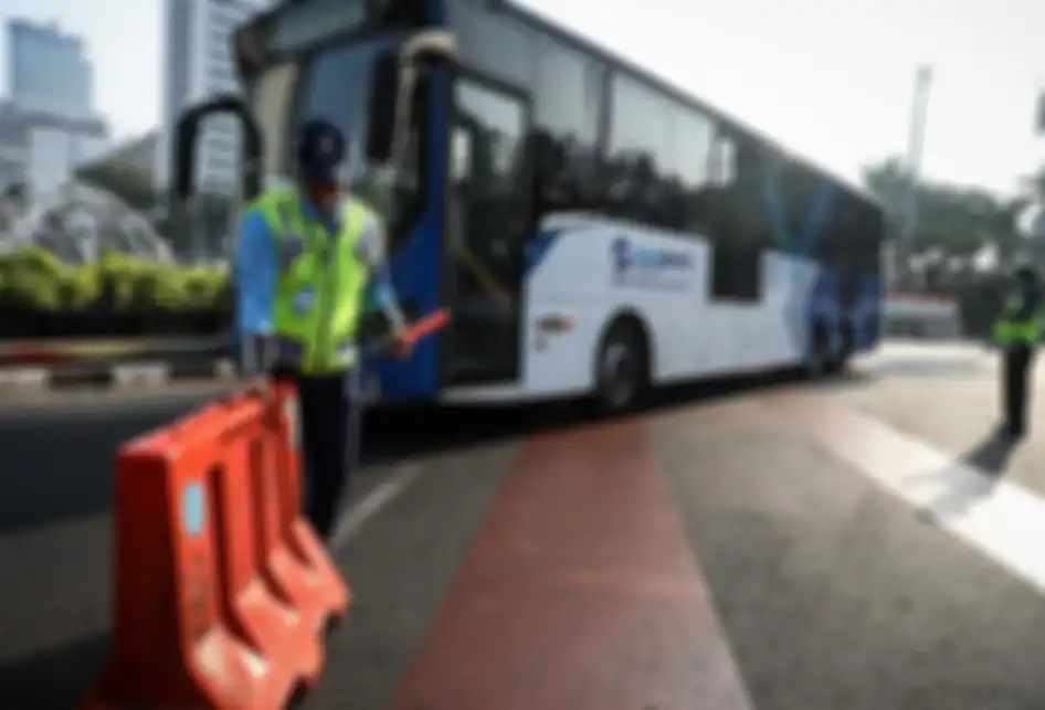 Direktur Utama PT Transportasi Jakarta (TransJakarta) Agung Wicaksono, melakukan tugas sebagai petugas sterilisasi jalur untuk memperingati Hari Pelanggan Nasional yang jatuh pada hari ini, 4 September 2019 di Halte Bundaran Hotel Indonesia, Jalan MH Thamrin, Jakarta Pusat, Rabu (4/9/2019). Kegiatan