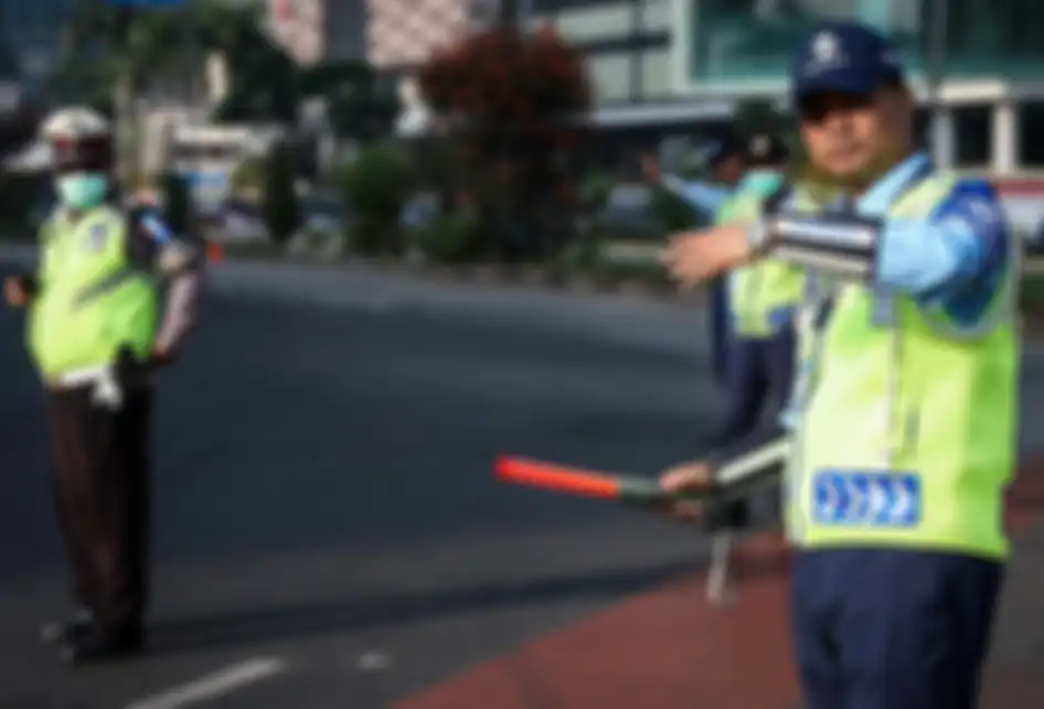 Direktur Utama PT Transportasi Jakarta (TransJakarta) Agung Wicaksono, melakukan tugas sebagai petugas sterilisasi jalur untuk memperingati Hari Pelanggan Nasional yang jatuh pada hari ini, 4 September 2019 di Halte Bundaran Hotel Indonesia, Jalan MH Thamrin, Jakarta Pusat, Rabu (4/9/2019). Kegiatan