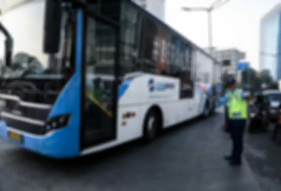 Direktur Utama PT Transportasi Jakarta (TransJakarta) Agung Wicaksono, melakukan tugas sebagai petugas sterilisasi jalur untuk memperingati Hari Pelanggan Nasional yang jatuh pada hari ini, 4 September 2019 di Halte Bundaran Hotel Indonesia, Jalan MH Thamrin, Jakarta Pusat, Rabu (4/9/2019). Kegiatan