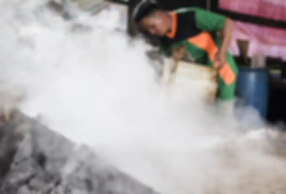 Foto dirilis Selasa (2/9/2019), memperlihatkan warga memasukkan air asin ke dalam tungku saat proses memasak di pondok pengolahan garam gunung, Desa Long Midang, Krayan, Nunukan, Kalimantan Utara. Walapun di dataran tinggi, masyarakat Dayak Lundayeh di Krayan mampu mengolah garam dengan hasil kualit