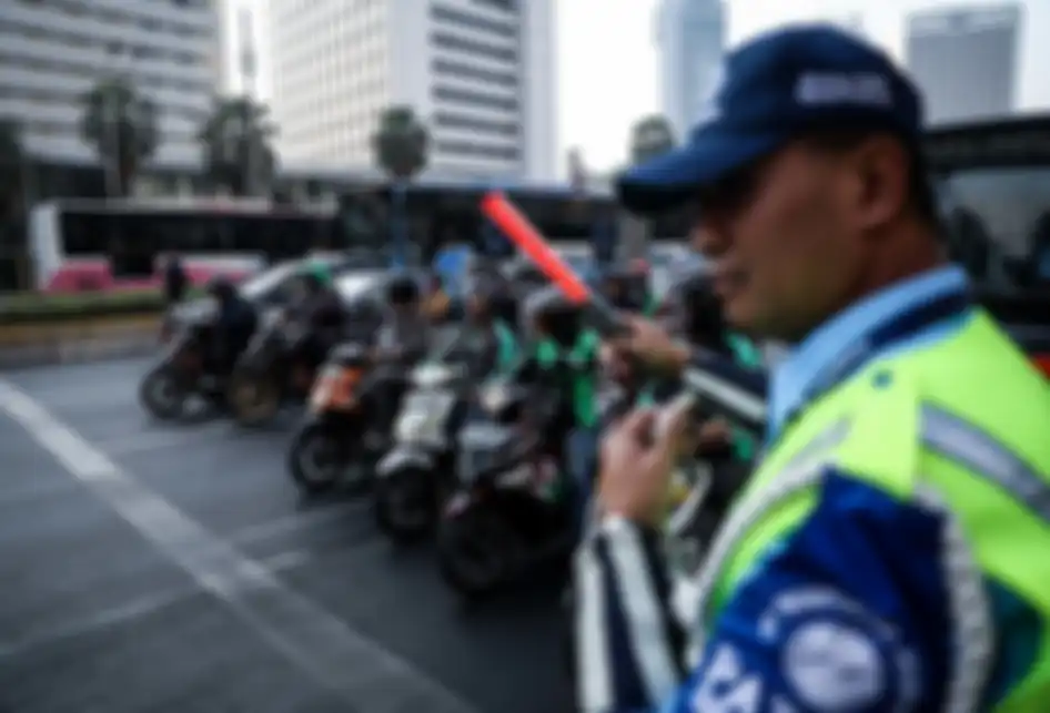 Direktur Utama PT Transportasi Jakarta (TransJakarta) Agung Wicaksono, melakukan tugas sebagai petugas sterilisasi jalur untuk memperingati Hari Pelanggan Nasional yang jatuh pada hari ini, 4 September 2019 di Halte Bundaran Hotel Indonesia, Jalan MH Thamrin, Jakarta Pusat, Rabu (4/9/2019). Kegiatan