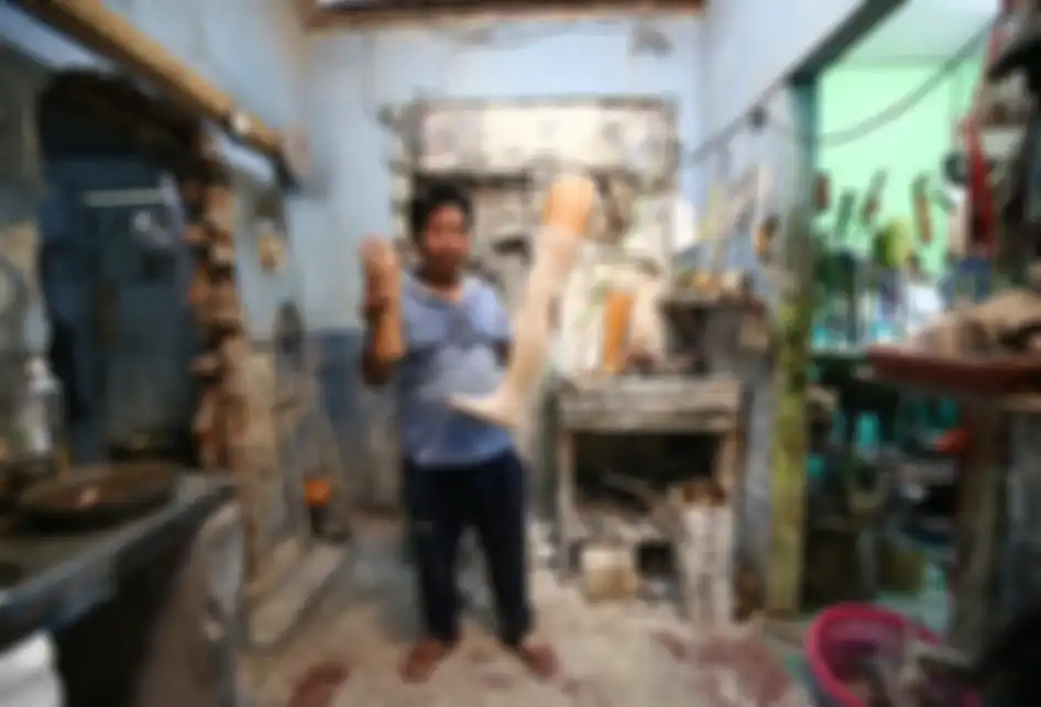 Ali Saga menyelesaikan pembuatan kaki palsu di Sanggar Organ Prosthetic di Tangerang, Banten, Kamis (5/9/2019). 