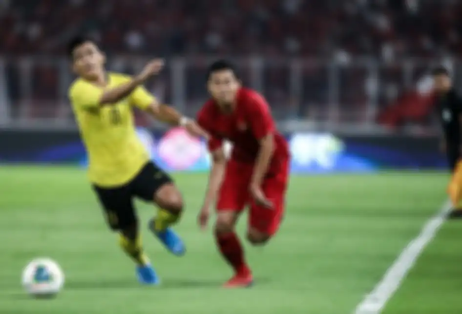 Pesepak bola timnas Indonesia, Ricky Saputra berebut bola dengan pesepak bola timnas Malaysia saat pertandingan Kualifikasi Piala Dunia 2022 Grup G Zona Asia di Stadion Gelora Bung Karno, Senayan, Jakarta, Kamis (5/9/2019). Tim nasional Indonesia menelan kekalahan dari Malaysia dengan skor 2-3.