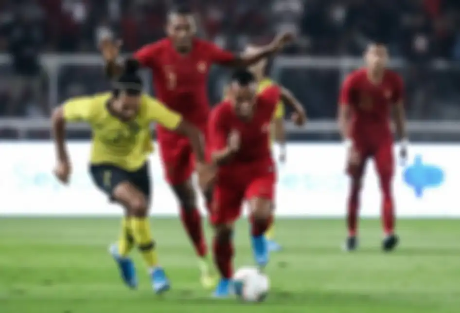 Pesepak bola timnas Indonesia, Yustinus Paew berebut bola dengan pesepak bola timnas Malaysia saat pertandingan Kualifikasi Piala Dunia 2022 Grup G Zona Asia di Stadion Gelora Bung Karno, Senayan, Jakarta, Kamis (5/9/2019). Tim nasional Indonesia menelan kekalahan dari Malaysia dengan skor 2-3.