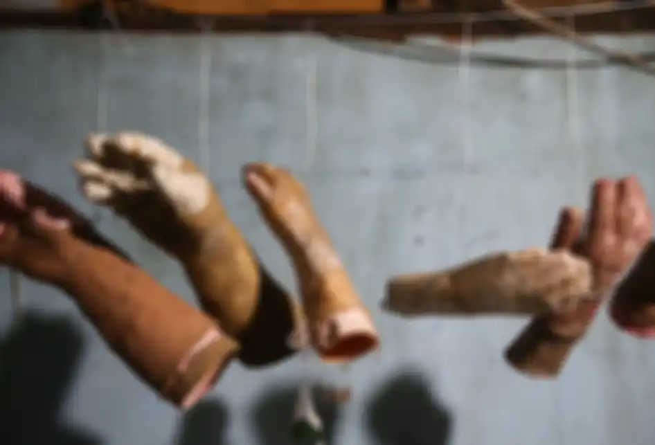 Cetakan tangan palsu yang diproduksi Ali Saga di Sanggar Organ Prosthetic di Tangerang, Banten, Kamis (5/9/2019). 