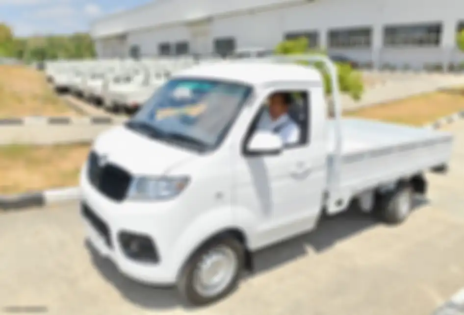 Presiden Joko Widodo menaiki salah satu produk mobil yang diluncurkan bersamaan dengan peresmian pabrik mobil Esemka milik PT Solo Manufaktur Kreasi, di Sambi-Boyolali, Jawa Tengah, Jumat (6/9/2019) siang.