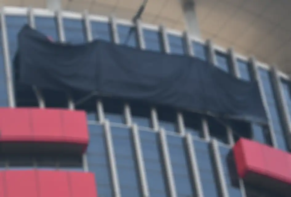 Tulisan Komisi Pemberantasan Korupsi (KPK) tertutup kain hitam di Gedung Merah Putih KPK, Jakarta, Senin (9/9/2019). Penutupan tulisan KPK dengan kain hitam yang dilakukan sejak Minggu (8/9/2019) itu merupakan bagian dari aksi simbolis jajaran pimpinan hingga pegawai KPK jika revisi Undang-undang KP