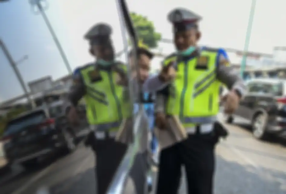 Petugas kepolisian menghentikan mobil berplat nomor genap yang memasuki Jalan Salemba Raya, di Matraman, Jakarta, Senin (9/9/2019). Petugas kepolisian mulai memberlakukan penindakan berupa tilang terhadap pengendara mobil yang melanggar di kawasan perluasan sistem ganjil-genap. ANTARA FOTO/Galih Pra