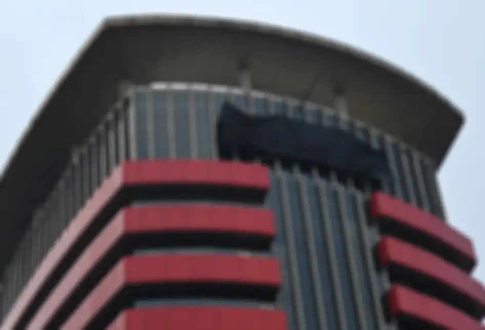 Tulisan Komisi Pemberantasan Korupsi (KPK) tertutup kain hitam di Gedung Merah Putih KPK, Jakarta, Senin (9/9/2019). Penutupan tulisan KPK dengan kain hitam yang dilakukan sejak Minggu (8/9/2019) itu merupakan bagian dari aksi simbolis jajaran pimpinan hingga pegawai KPK jika revisi Undang-undang KP