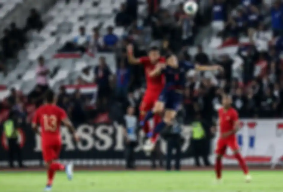 Pesepak bola timnas Indonesia, Hansamu Yama Pranata berebut bola dengan pesepak bola timnas Thailand saat pertandingan Kualifikasi Piala Dunia 2022 Grup G Zona Asia di Stadion Gelora Bung Karno, Senayan, Jakarta, Kamis (10/9/2019). Tim nasional Indonesia menelan kekalahan dari Thailand dengan skor 0