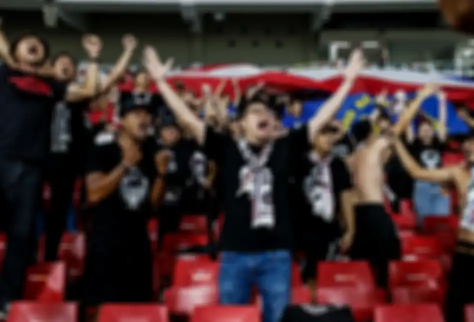 Pendukung timnas Thailand merayakan kemenangan saat pertandingan Kualifikasi Piala Dunia 2022 Grup G Zona Asia di Stadion Gelora Bung Karno, Senayan, Jakarta, Kamis (10/9/2019). Tim nasional Indonesia menelan kekalahan dari Thailand dengan skor 0-3.