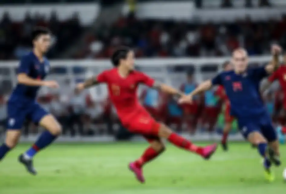 Pesepak bola timnas Indonesia, Irfan bachdim berebut bola dengan pesepak bola timnas Thailand saat pertandingan Kualifikasi Piala Dunia 2022 Grup G Zona Asia di Stadion Gelora Bung Karno, Senayan, Jakarta, Kamis (10/9/2019). Tim nasional Indonesia menelan kekalahan dari Thailand dengan skor 0-3.