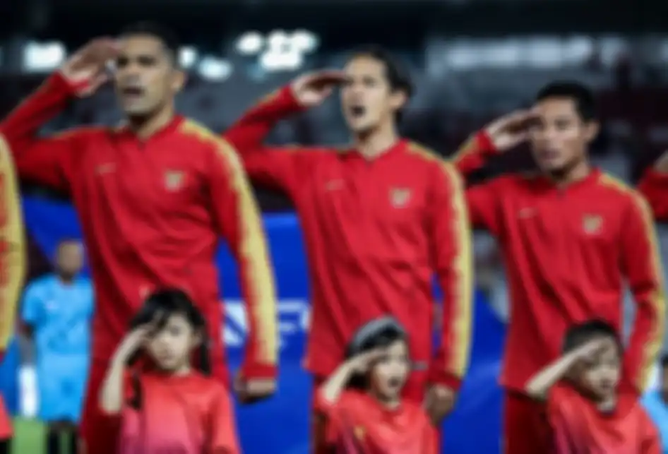 Pesepak bola timnas Indonesia, menyanyikan lagu kebangsaan saat pertandingan Kualifikasi Piala Dunia 2022 Grup G Zona Asia di Stadion Gelora Bung Karno, Senayan, Jakarta, Kamis (10/9/2019). Tim nasional Indonesia menelan kekalahan dari Thailand dengan skor 0-3.