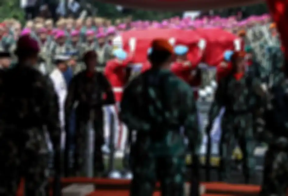 Personel Pasukan Pengamanan Presiden (Paspampres) mengusung peti jenazah almarhum Presiden ke-3 Republik Indonesia, BJ Habibie menuju liang lahat saat tiba di Taman Makam Pahlawan Nasional Utama Kalibata, Jakarta Selatan, Kamis (12/9/2019). BJ Habibie meninggal dunia pada hari Rabu (11/9/2019) pukul