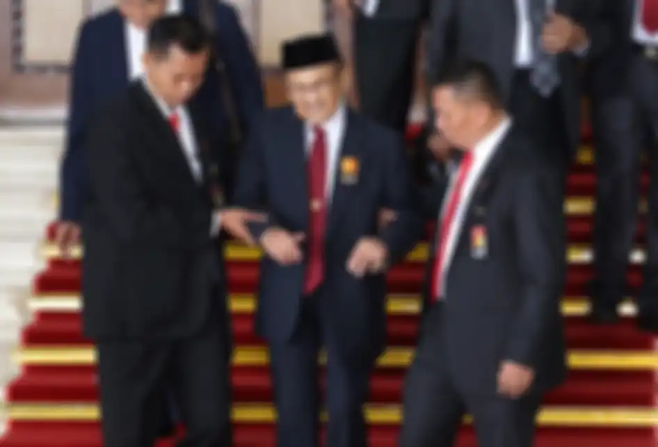 Mantan Presiden BJ Habibie meninggalkan lokasi usai sidang tahunan Majelis Permusyawaratan Rakyat Republik Indonesia Tahun 2018 di Kompleks Parlemen, Senayan, Jakarta, Kamis (16/8/2017). Presiden Joko Widodo menyampaikan pidato, yakni pidato kenegaraan dalam rangka Hari Ulang Tahun RI ke 73. 