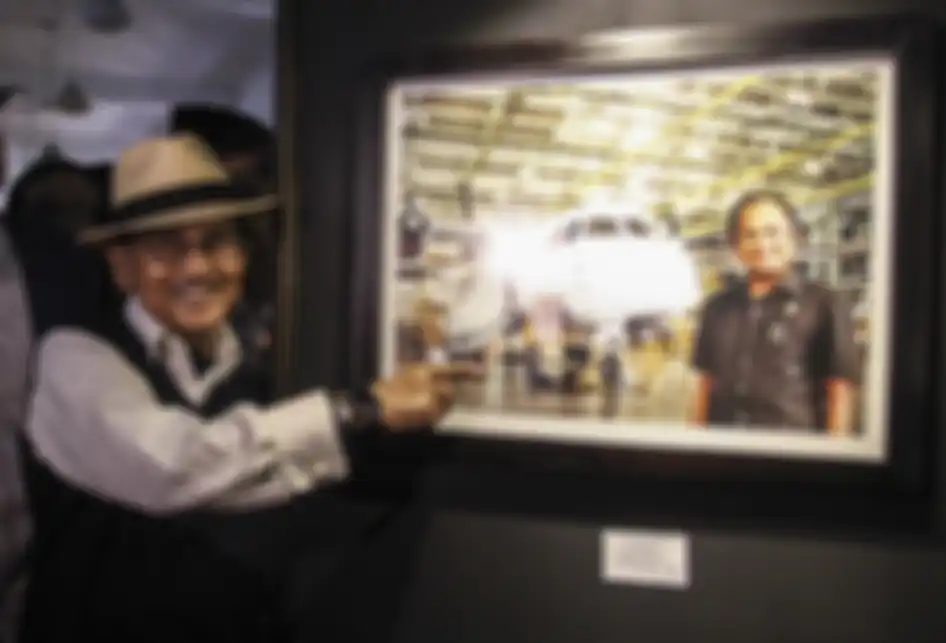 FOTO DOKUMENTASI. Mantan presiden BJ Habibie menunjukan foto dirinya bersama pesawat hasil karyanya N-250 Gatotkaca usai membuka pameran foto Cinta Sang Inspirator Bangsa Kepada Negeri di Museum Bank Mandiri, Jakarta, Minggu (24/7/2016). Pameran foto tersebut berisi tentang perjalanan hidup B