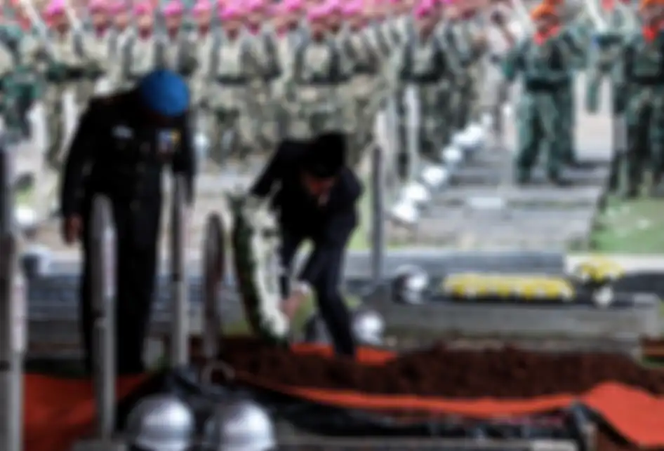 Presiden Joko Widodo selaku Inspektur Upacara menaruh karangan bunga di makam almarhum Presiden ke-3 Republik Indonesia BJ Habibie saat upacara pemakaman di Taman Makam Pahlawan Nasional Utama Kalibata, Jakarta Selatan, Kamis (12/9/2019). BJ Habibie meninggal dunia pada hari Rabu (11/9/2019) pukul 1