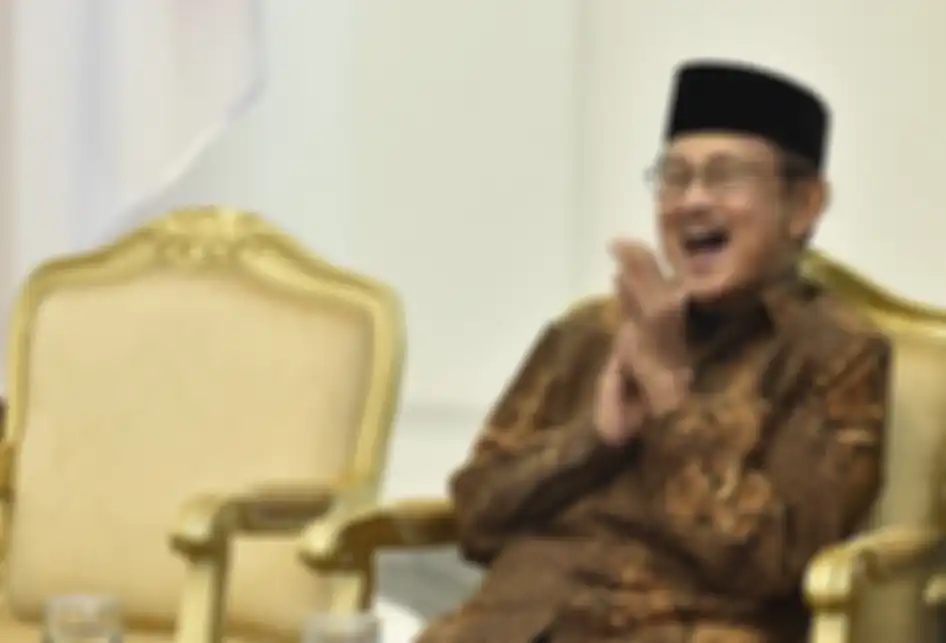 FOTO DOKUMENTASI. Presiden ke-3 RI sekaligus Ketua Dewan Kehormatan Ikatan Cendekiawan Muslim se-Indonesia (ICMI) BJ Habibie tertawa saat pembukaan Silaturahmi Kerja Nasional (Silaknas) Tahun 2017 di Istana Kepresidenan Bogor, Jakarta, Jumat (8/12/2017). Habibie berharap peran ICMI bersama pemerint