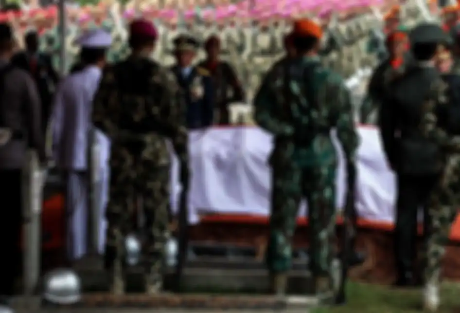 Personel TNI memberi hormat senjata di depan makam almarhum Presiden ke-3 Republik Indonesia BJ Habibie saat upacara pemakaman di Taman Makam Pahlawan Nasional Utama Kalibata, Jakarta Selatan, Kamis (12/9/2019). BJ Habibie meninggal dunia pada hari Rabu (11/9/2019) pukul 18.05 WIB setelah menjalani 