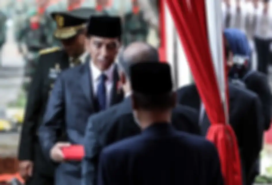 Presiden Joko Widodo didampingi Wakil Presiden Jusuf Kalla menyerahkan bendera Indonesia kepada anak almarhum Presiden ke-3 Republik Indonesia BJ Habibie, Thareq Habibie dan Ilham Habibie usai upacara pemakaman di Taman Makam Pahlawan Nasional Utama Kalibata, Jakarta Selatan, Kamis (12/9/2019). BJ H