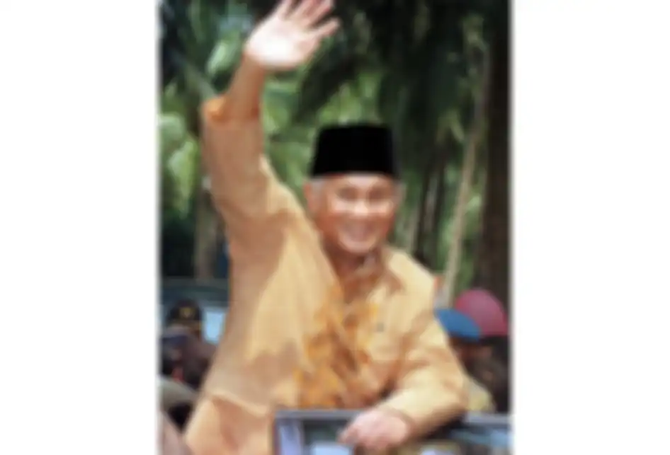FOTO DOKUMENTASI. Presiden BJ. Habibie sambil menaiki mobil melambaikan tangan kepada warga seusai mencanangkan Gerakan Nasional Penanggulangan Masalah Pangan dan Gizi di Desa Marga Marga Mulya, Kec. Mauk, Tangerang, Jawa Barat, Senin (2/8/1999). Kepala Negara yang disertai Ibu Hasri Ainun Habibie 