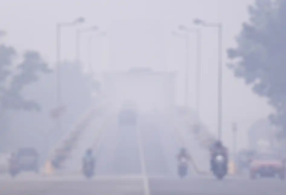 Pengendara melintas di Jembatan Kahayan yang diselimuti kabut asap di Palangkaraya, Kalimantan Tengah, Minggu (15/9/2019). Kota Palangkaraya kembali diselimuti kabut asap pekat akibat kebakaran hutan dan lahan di sejumlah daerah di Kalimantan Tengah sehingga menimbulkan aroma yang menyengat dan meng
