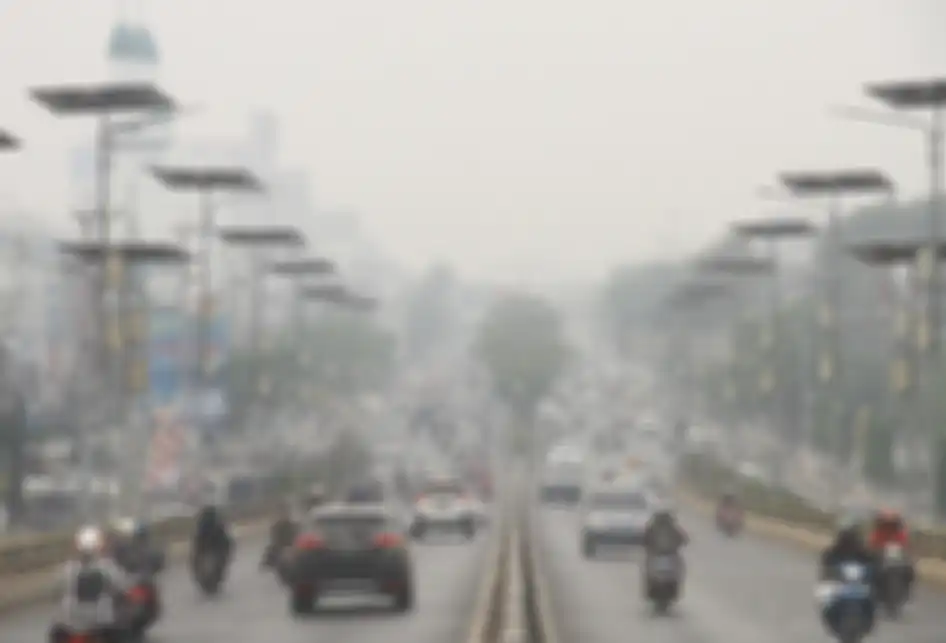 Sejumlah kendaraan bermotor melintas di Fly Over jalan Ahmad Yani yang terpapar kabut asap di Banjarmasin, Kalimantan Selatan, Minggu (15/9/2019).Kebakaran hutan dan lahan (Karhutla) di sejumlah wilayah Provinsi Kalsel mengakibatkan Kota Banjarmasin terpapar kabut asap dengan aroma yang menyengat da