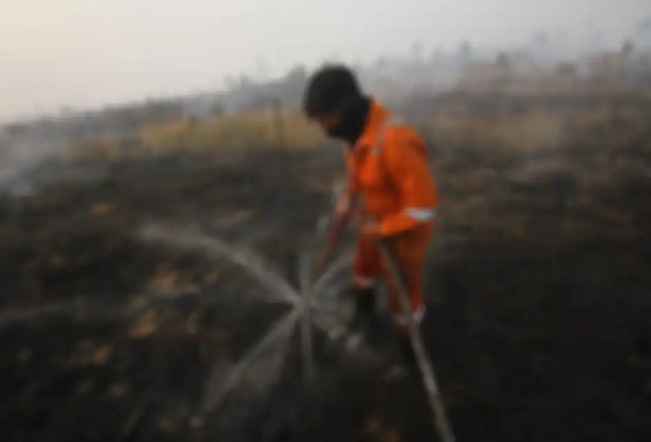 Satgas Kebakaran hutan dan lahan (Karhutla) dari Dinas Kehutanan Kalsel menggunakan alat suntik gambut (Sunbut) saat berupaya memadamkan kebakaran lahan gambut di kawasan Syamsudin Noor, Banjarbaru, Kalimantan Selatan, Sabtu (14/9/2019). Berdasarkan pantauan satelit milik Lembaga Penerbangan dan Ant