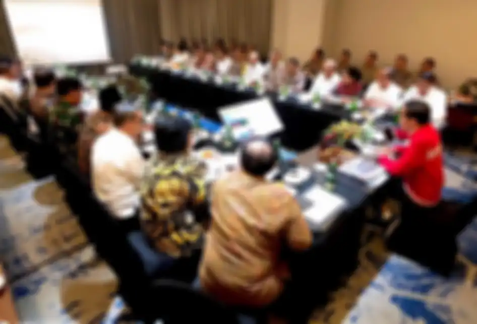 Presiden Joko Widodo memimpin rapat terbatas penanganan kebakaran hutan dan lahan (karhutla) di Pekanbaru, Riau, Senin (16/9/2019).