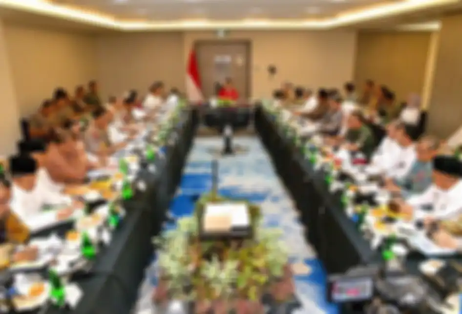 Presiden Joko Widodo memimpin rapat terbatas penanganan kebakaran hutan dan lahan (karhutla) di Pekanbaru, Riau, Senin (16/9/2019).