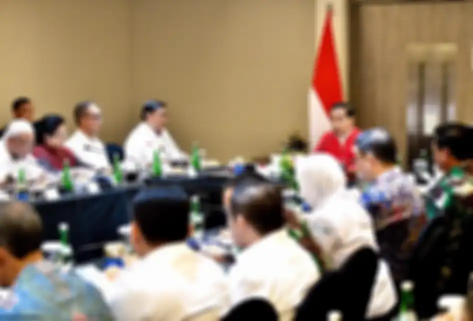 Presiden Joko Widodo memimpin rapat terbatas penanganan kebakaran hutan dan lahan (karhutla) di Pekanbaru, Riau, Senin (16/9/2019).