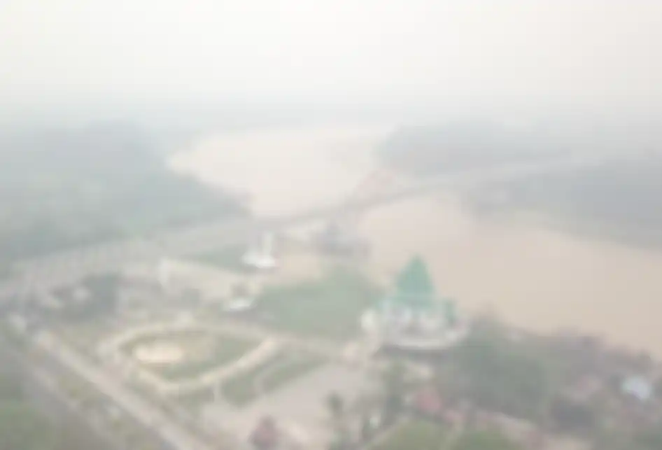 Foto udara menunjukkan kabut asap yang menyelimuti Kota Palangkaraya, Kalimantan Tengah,  Selasa (17/9/2019). 