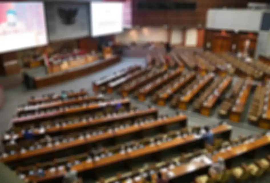 Aggota DPR mengikuti Rapat Paripurna di Kompleks Parlemen, Senayan, Jakarta, Selasa (17/9/2019). Pemerintah dan DPR menyepakati pengesahan revisi UU Nomor 30 Tahun 2002 tentang Komisi Pemberantasan Korupsi (KPK) yang dihadiri oleh 80 orang anggota DPR.