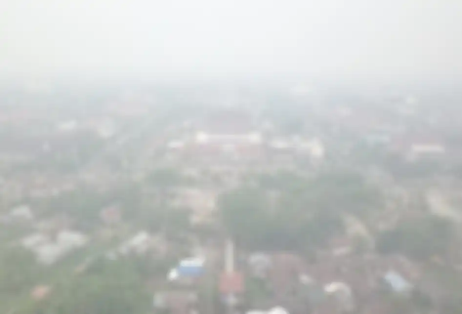 Foto udara menunjukkan kabut asap yang menyelimuti Kota Palangkaraya, Kalimantan Tengah, Selasa (17/9/2019). 