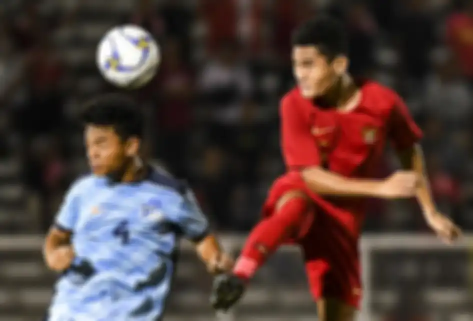 Pemain Timnas U-16 Indonesia Mikael Alfredo (kanan) berusaha melewati pemain Timnas Kepulauan Mariana Utara U-16 Daniell Mar (kiri) pada laga kualifikasi Piala AFC U-16 2020 di Stadion Madya, Jakarta, Rabu (18/9/2019). Timnas U-16 Indonesia berhasil menang telak dengan skor 15-1 atas Mariana Utara.
